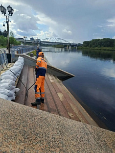 В Тюмени приводят в порядок набережную после снижения уровня воды в Туре