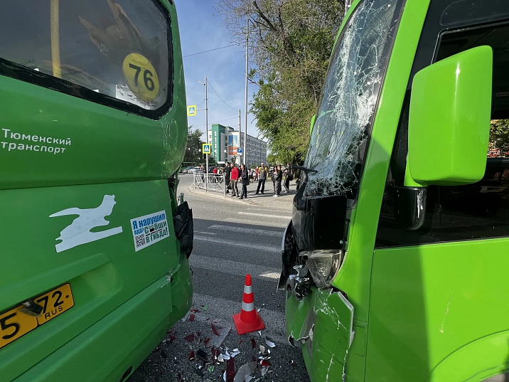 В Тюмени в результате столкновения двух маршрутных автобусов пострадали пять человек